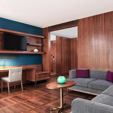 Metropol Palace, Hotel