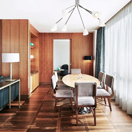 Metropol Palace, Hotel