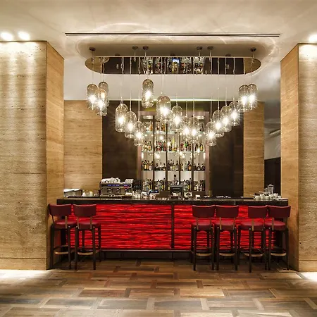 Metropol Palace, Hotel