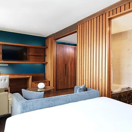 Metropol Palace, Hotel