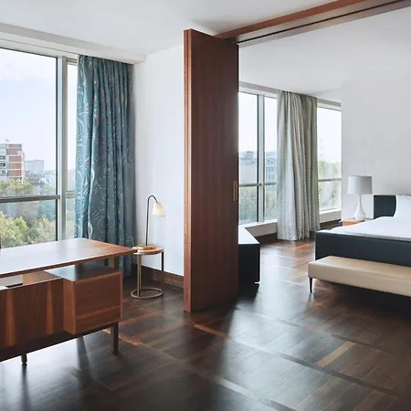 Metropol Palace, Hotel