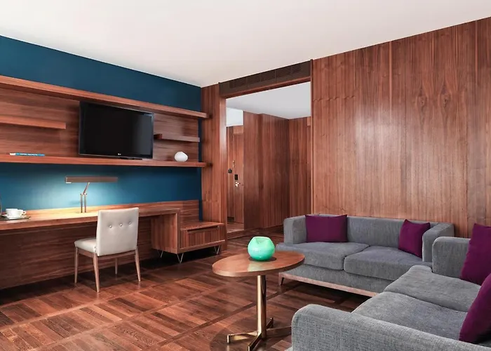 Metropol Palace, Hotel