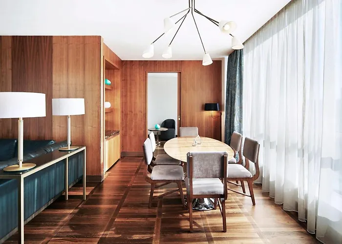 Metropol Palace, Hotel