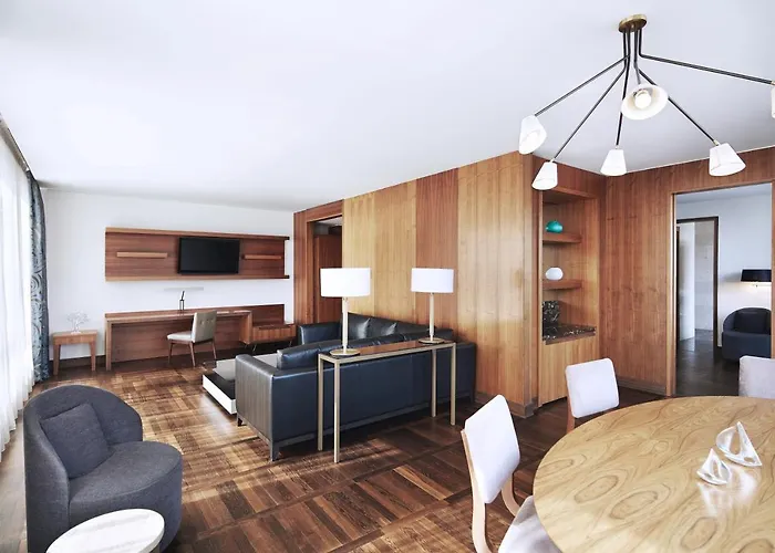 Metropol Palace, Hotel