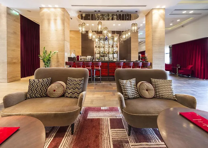 Metropol Palace, Hotel